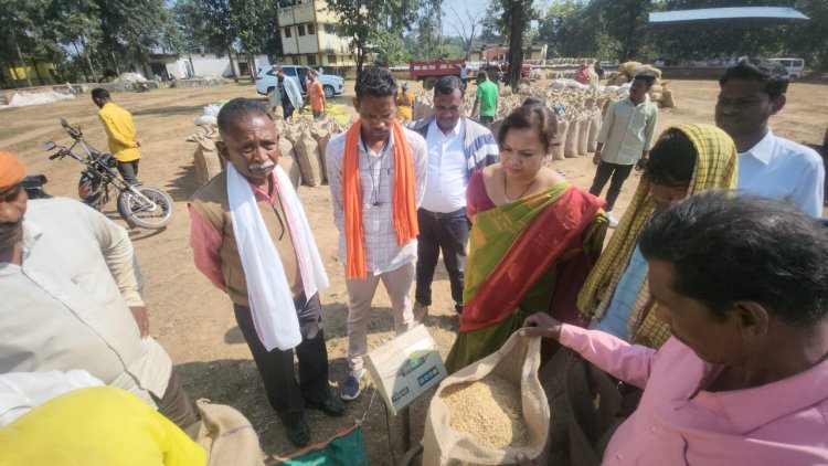 *जिला पंचायत अध्यक्ष पहुंची धान मंडी मुरारगोटा व भर्रीटोला,किसानों से की मुलाकात*