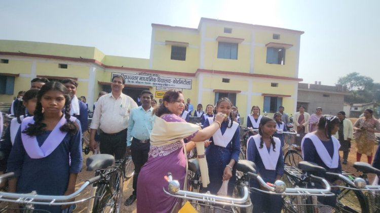 *ग्राम कोर्रामटोला में सरस्वती साइकिल योजना का मिला छात्राओं को लाभ, जिला पंचायत अध्यक्ष के हाथों सौंप गई छात्राओं को साइकिल*