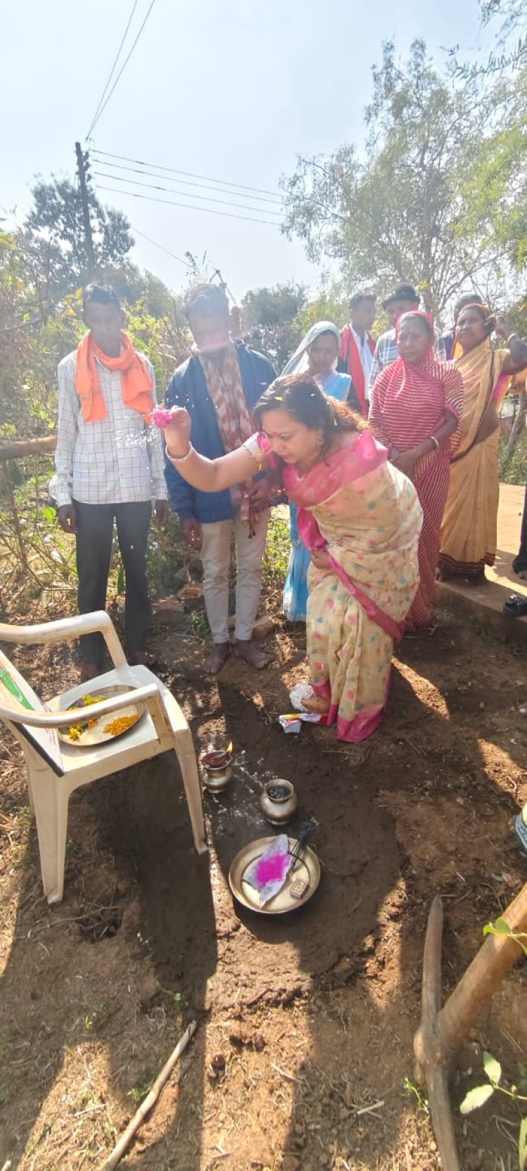 *जिला पंचायत अध्यक्ष ने ग्राम गोटूलमुंडा में सामुदायिक भवन निर्माण हेतु किया भूमि पूजन*