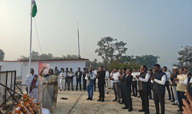 *77वें गणतंत्र दिवस पर जिला कलेक्टर परिसर में कलेक्टर तूलिका प्रजापति द्वारा किया गया ध्वजारोहण*