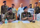 पुलिस कप्तान राजनांदगांव सुश्री अंकिता शर्मा द्वारा अंधे कत्ल की गुथ्थी सुलझाने वाले पुलिस जवानों को नगद ईनाम 10,000/- रूपये प्रदान कर उनका उत्साहवर्धन किया।*