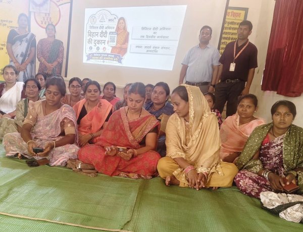 ग्राम आमाटोला में बिहान दीदीयो को डिजिटल पेमेंट एवं साइबर ठगी की दी गई जानकारी*